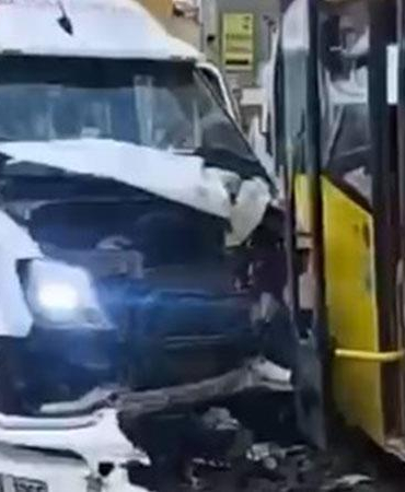 Bursa’da servis minibüsüyle özel halk otobüsü çarpıştı; 5 yaralı