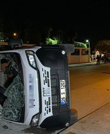 Eskişehir’de otomobilin çarptığı işçi servisi devrildi: 7 yaralı