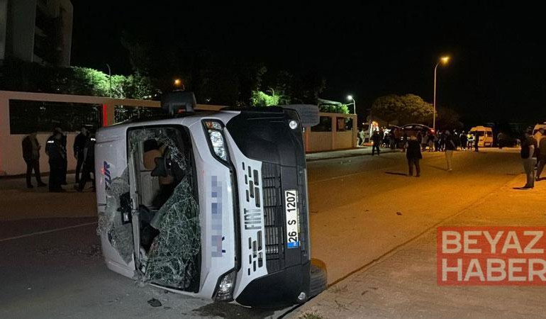 Eskişehir’de otomobilin çarptığı işçi servisi devrildi: 7 yaralı