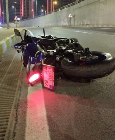 Aydınlatma direğine çarpan motosikletteki 2 üniversite öğrencisi öldü