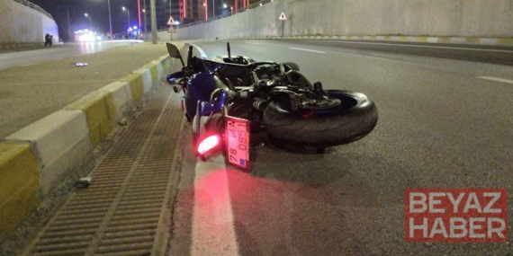 Aydınlatma direğine çarpan motosikletteki 2 üniversite öğrencisi öldü