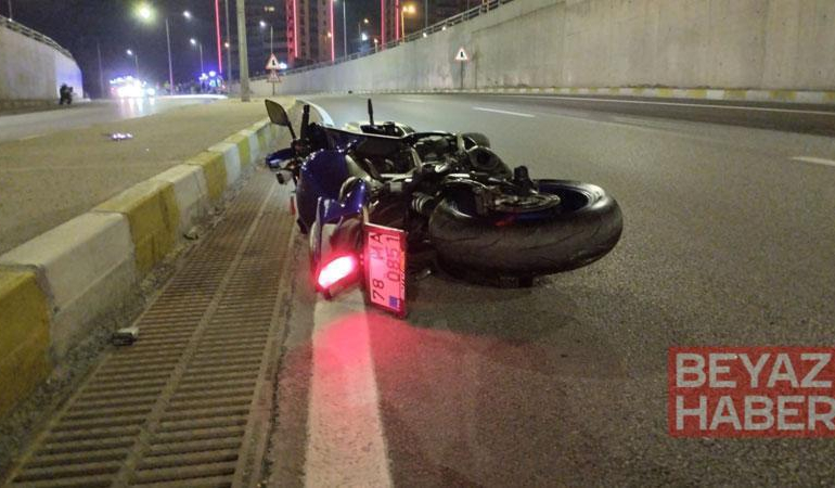Aydınlatma direğine çarpan motosikletteki 2 üniversite öğrencisi öldü