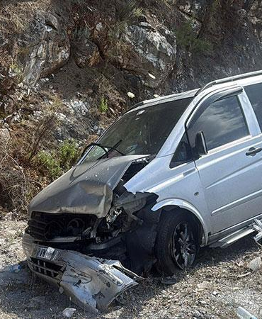 Bodrum’da otomobil ile minibüs çarpıştı: 6 yaralı