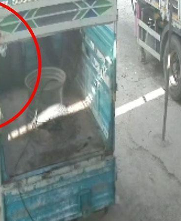 Hava basılan traktör lastiği patladı, 2 işçinin yaralandığı o anlar kamerada