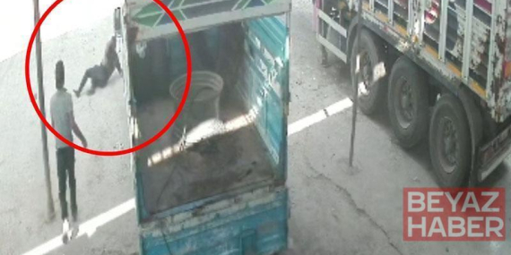 Hava basılan traktör lastiği patladı, 2 işçinin yaralandığı o anlar kamerada