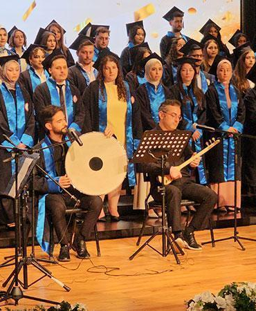 Üniversiteden dereceyle mezun olup, veda konserinde sahne aldı
