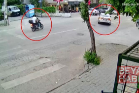 Motosiklet ile otomobilin çarpıştığı kaza kamerada; 2 yaralı
