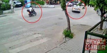 Motosiklet ile otomobilin çarpıştığı kaza kamerada; 2 yaralı