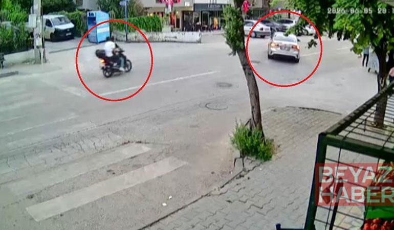 Motosiklet ile otomobilin çarpıştığı kaza kamerada; 2 yaralı