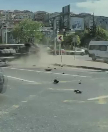 Kağıthane’de 4 kişinin yaralandığı ambulans kazası kamerada