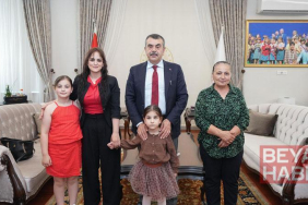 Müzik tutkunu görme engelli Nil, Bakan Tekin