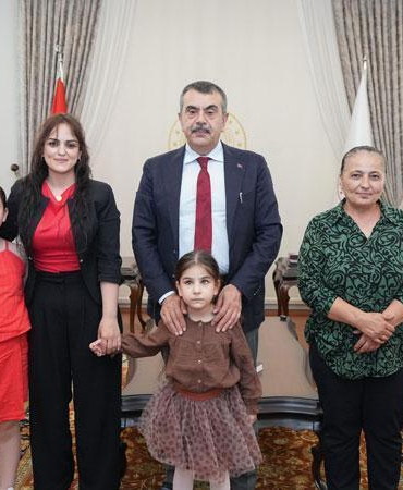 Müzik tutkunu görme engelli Nil, Bakan Tekin