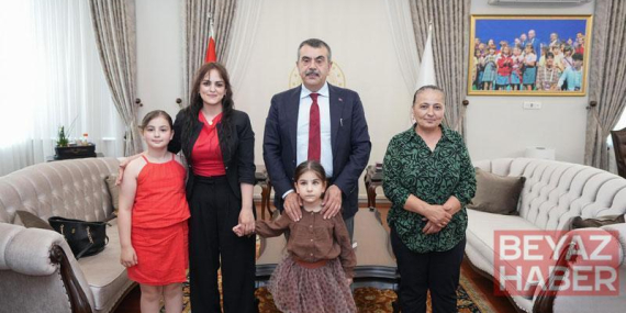 Müzik tutkunu görme engelli Nil, Bakan Tekin
