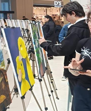 Atık yağları boyaya dönüştürüp, yaptıkları tabloları sergilediler