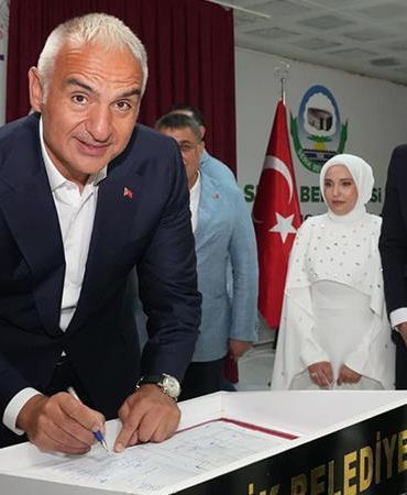 Bakan Ersoy, Antalyalı çiftin nikah şahidi oldu