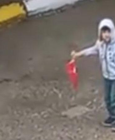 5 yaşındaki Miraç, evden çıkıp yere düşen Türk bayrağını aldı; on anlar kamerada
