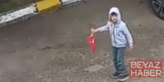 5 yaşındaki Miraç, evden çıkıp yere düşen Türk bayrağını aldı; on anlar kamerada