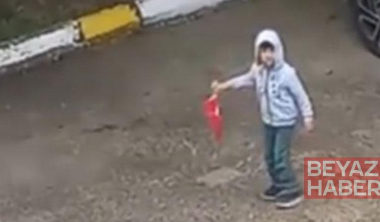 5 yaşındaki Miraç, evden çıkıp yere düşen Türk bayrağını aldı; on anlar kamerada