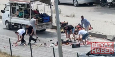 Kamyonetin kasasından yola saçılan meyve ve sebzeler, diğer sürücülerin yardımıyla toplandı