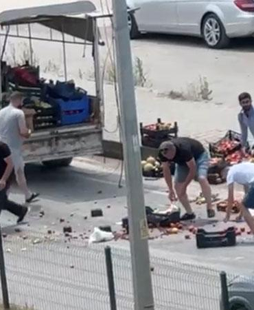 Kamyonetin kasasından yola saçılan meyve ve sebzeler, diğer sürücülerin yardımıyla toplandı