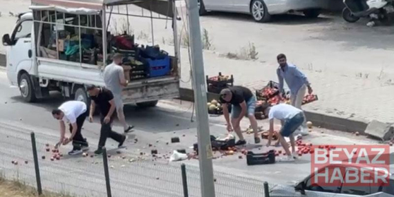 Kamyonetin kasasından yola saçılan meyve ve sebzeler, diğer sürücülerin yardımıyla toplandı