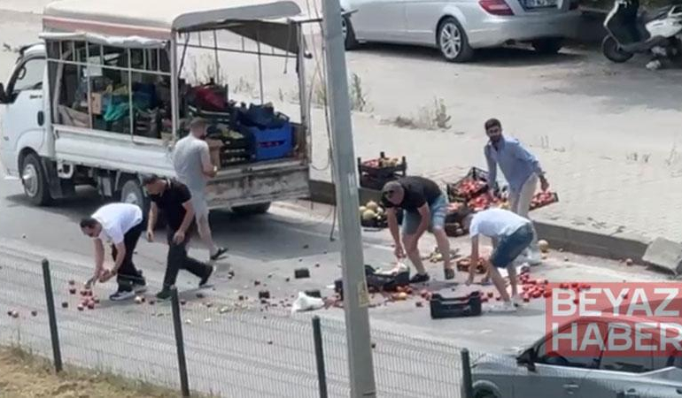 Kamyonetin kasasından yola saçılan meyve ve sebzeler, diğer sürücülerin yardımıyla toplandı