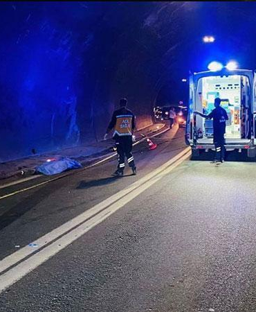 Tünelde otomobil ile motosiklet çarpıştı; 1 ölü, 2 yaralı