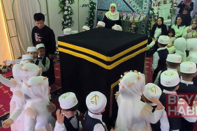 Kabe maketine sarılıp, ‘Allah’ım, beni o memlekete götür’ diye dua ederek gözyaşı döktü