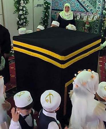 Kabe maketine sarılıp, ‘Allah’ım, beni o memlekete götür’ diye dua ederek gözyaşı döktü