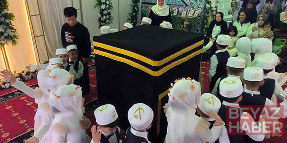 Kabe maketine sarılıp, ‘Allah’ım, beni o memlekete götür’ diye dua ederek gözyaşı döktü