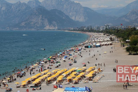 Antalya’da sıcak hava bunalttı, sahiller doldu taştı