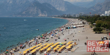 Antalya’da sıcak hava bunalttı, sahiller doldu taştı