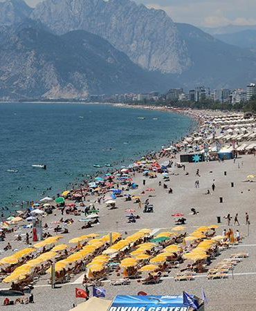 Antalya’da sıcak hava bunalttı, sahiller doldu taştı