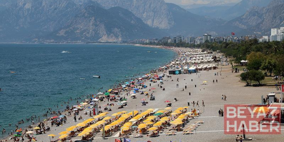 Antalya’da sıcak hava bunalttı, sahiller doldu taştı