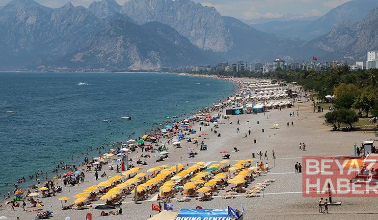 Antalya’da sıcak hava bunalttı, sahiller doldu taştı