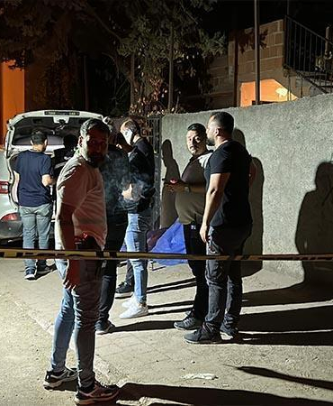 Alacak verecek kavgasında kendisini tabancayla yaralayan kardeşini bıçaklayarak öldürdü