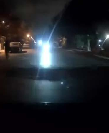 Maltepe’de ters yönden gelen otomobilin çaptığı motosikletin sürücü ağır yaralandı; kaza kamerada