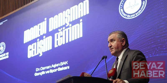 Bakan Bak: Gençlerimizin manevi gıdalarını sağlıyoruz