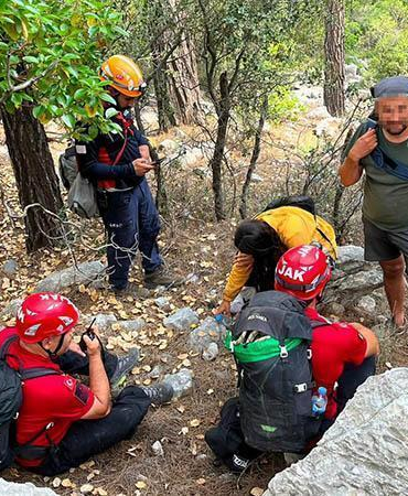 Dağda kaybolan 2 arkadaş, 10 saatlik operasyonla bulunup, kurtarıldı