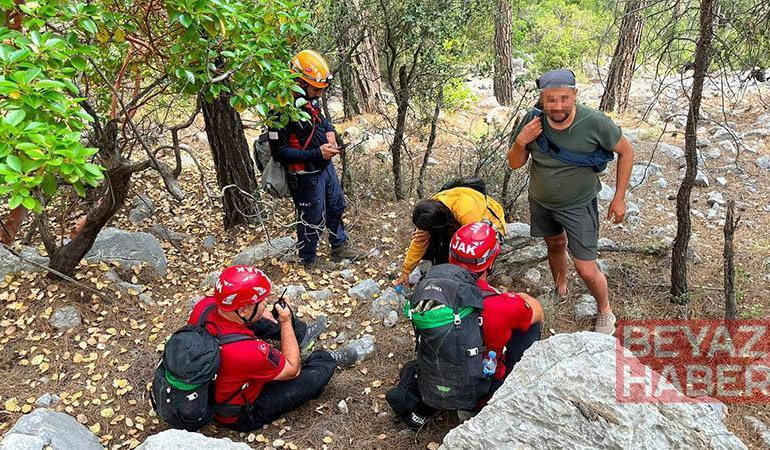 Dağda kaybolan 2 arkadaş, 10 saatlik operasyonla bulunup, kurtarıldı
