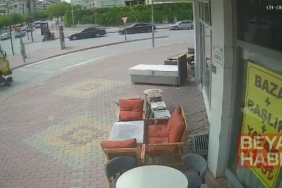 Bisikletteki 3 çoçuk kamyonetin altında kaldı; o anlar kamerada