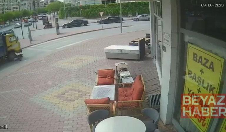 Bisikletteki 3 çoçuk kamyonetin altında kaldı; o anlar kamerada