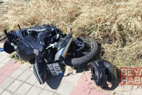 Otomobille çarpışan motosikletli genç, kask sayesinde ölümden döndü
