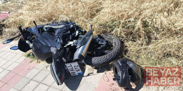 Otomobille çarpışan motosikletli genç, kask sayesinde ölümden döndü