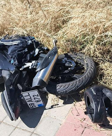 Otomobille çarpışan motosikletli genç, kask sayesinde ölümden döndü