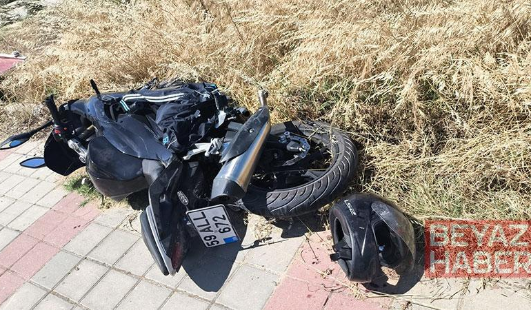 Otomobille çarpışan motosikletli genç, kask sayesinde ölümden döndü