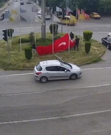 Rüzgarda ipi kopan Türk bayrağını vatandaşlar korudu