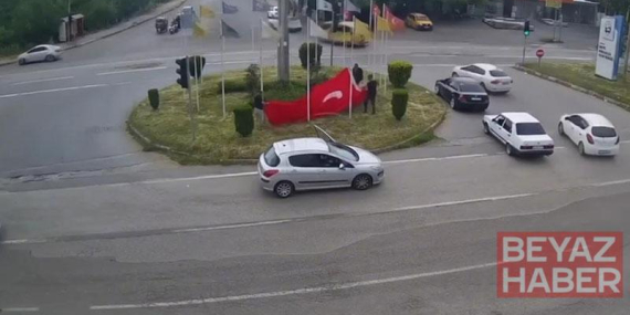 Rüzgarda ipi kopan Türk bayrağını vatandaşlar korudu