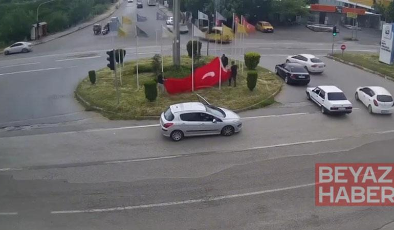 Rüzgarda ipi kopan Türk bayrağını vatandaşlar korudu