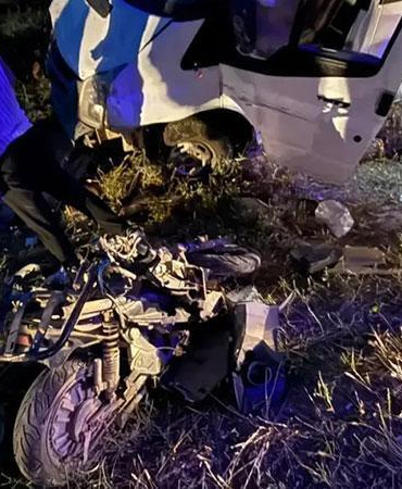 Minibüs ile çarpışan motosikletin sürücüsü öldü, 4 kişi yaralandı